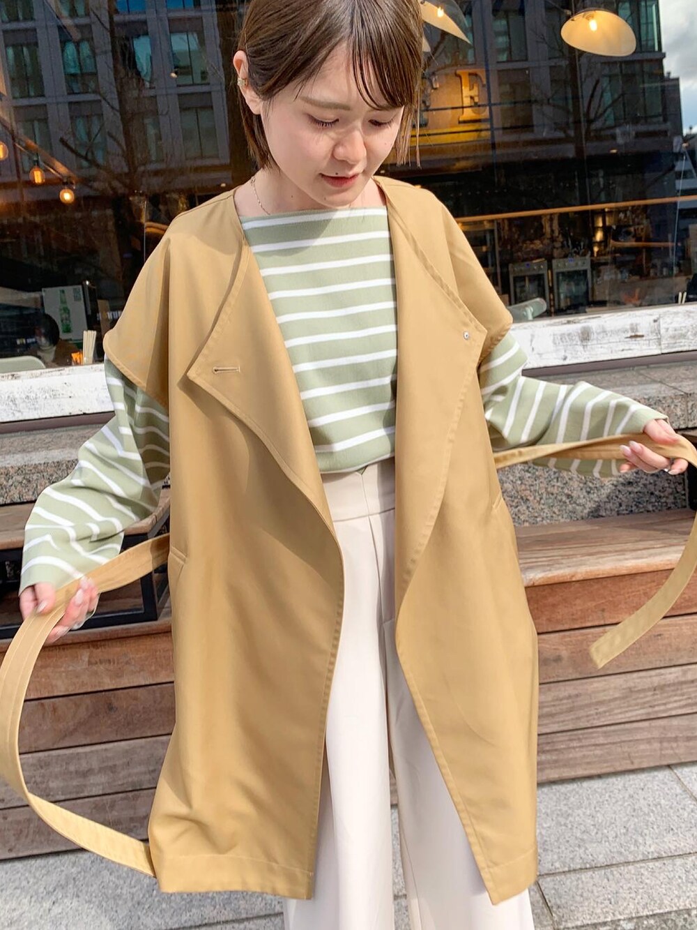 ホワイト系のその他パンツ、グリーン系のニット/セーター、ベージュ系のベストを着用したレディースの冬コーディネートの3枚目の写真