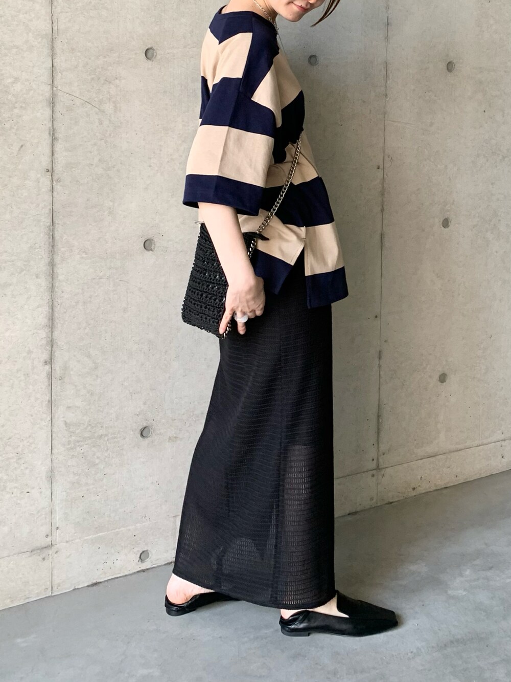 ブラック系のその他シューズ、ブラック系のスカート、ベージュ系のTシャツ/カットソーを着用したレディースの春コーディネートの4枚目の写真