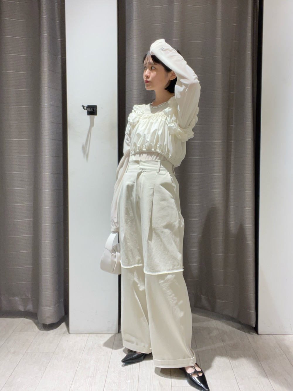 「秋っぽコーデ更新中、ホワイトコーデ、ワイドパンツ、淡色コーデ、淡色女子、ママコーデ、レイヤードスタイル、オトナ女子、おでかけコーデ、ビスチェ、ショート丈トップス、秋コーデ、先取りコーデ、ベロア、休日スタイル」|「CAPRICIEUX LE'MAGEの【C.L】シアーベロアロンT(Tシャツ/カットソー、ホワイト系)」を使った、mari_lemageさん(骨格ウェーブ・レディース・160cm)の秋コーディネートの4枚目の写真