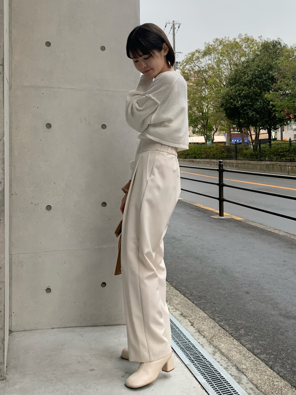 ホワイト系のブーツ、ホワイト系のニット/セーター、ホワイト系のその他パンツを着用したレディースの冬コーディネートの2枚目の写真