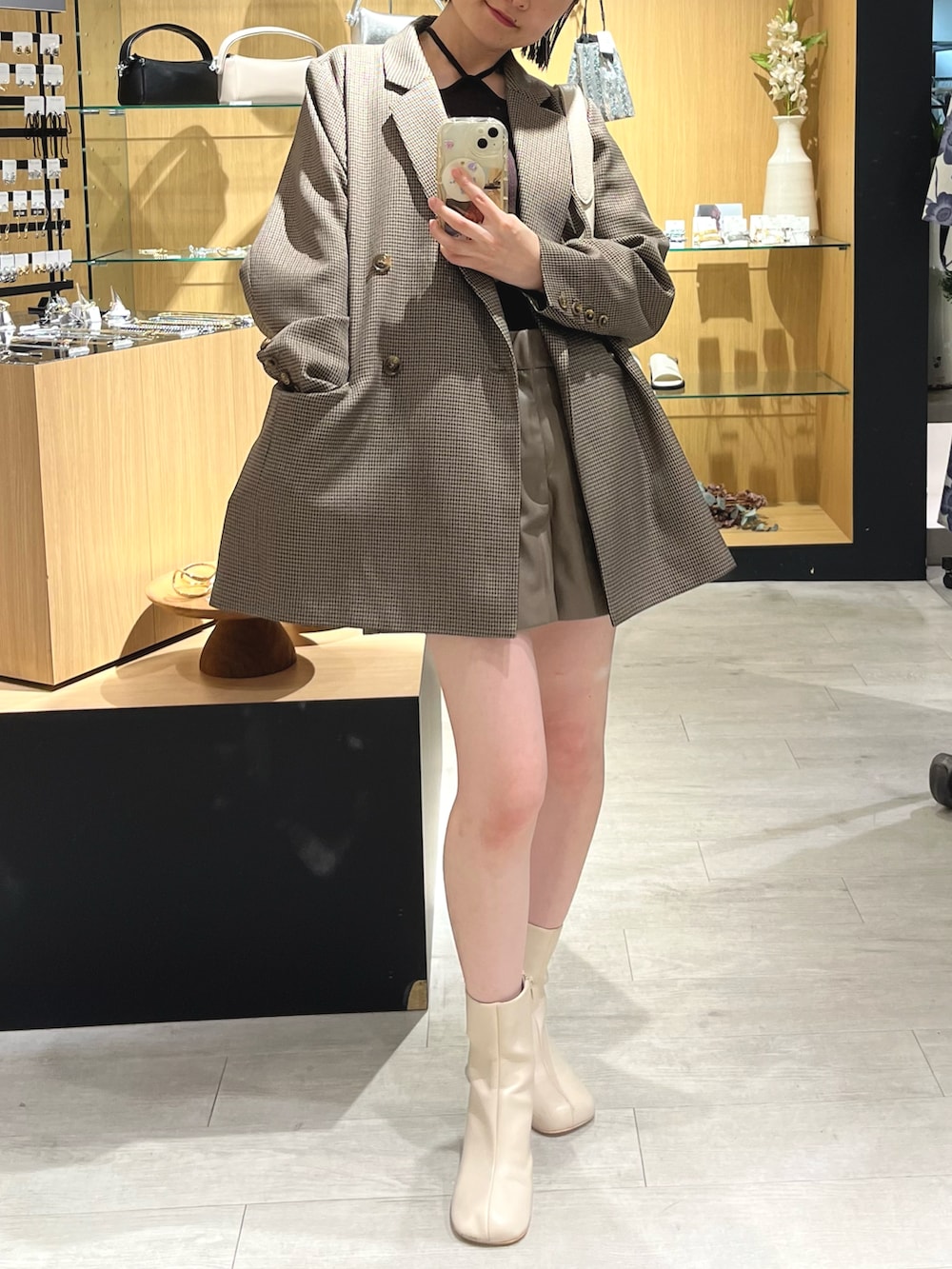 ブラウン系のテーラードジャケット、ブラウン系のニット/セーター、ホワイト系のトートバッグを着用したレディースの夏コーディネートの5枚目の写真