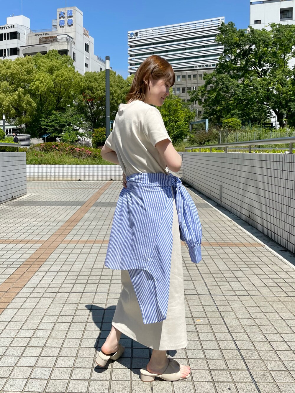 ホワイト系のサンダル、ブルー系のシャツ/ブラウス、ホワイト系のワンピースを着用したレディースの夏コーディネートの3枚目の写真