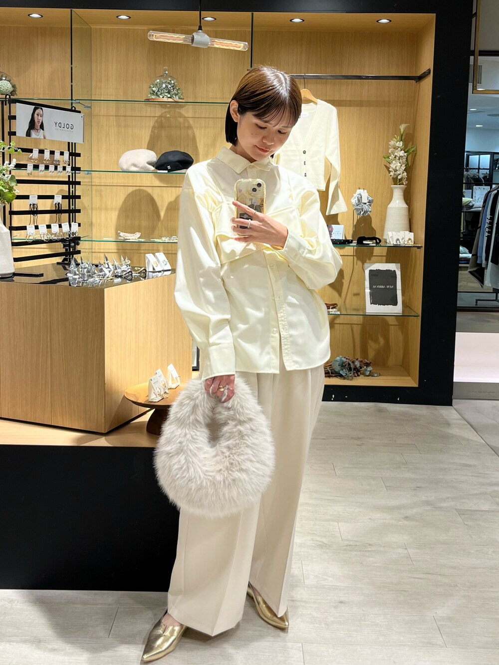 「レイヤードスタイル、ビスチェ、シャツスタイル、シャツ、フラットシューズ、ワイドパンツ、ワントーンコーデ、ファー小物、ファーバッグ、淡色コーデ、淡色女子、きれいめカジュアル、キレイめ、オフィスカジュアル、通勤コーデ」｜「CAPRICIEUX LE'MAGEのオーバルファーバッグ（ハンドバッグ、ホワイト系）」を使った、mari_lemageさん（骨格ウェーブ・レディース・160cm）の秋コーディネートの5枚目の写真