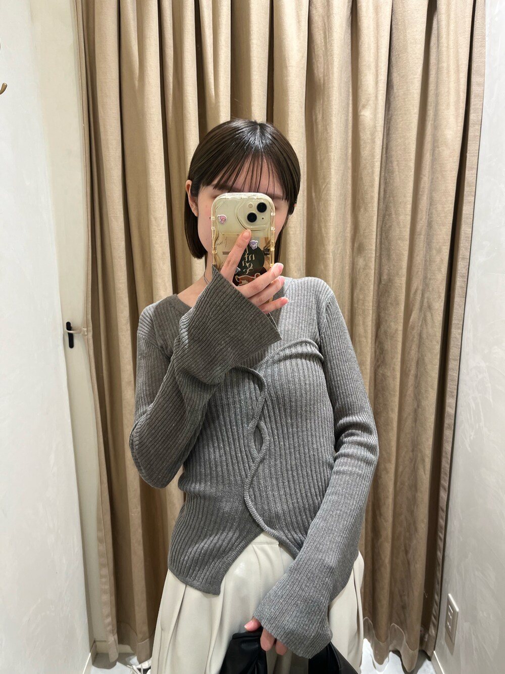 ブラック系のショルダーバッグ、グレー系のニット/セーター、ホワイト系のその他パンツを着用したレディースの冬コーディネートの2枚目の写真