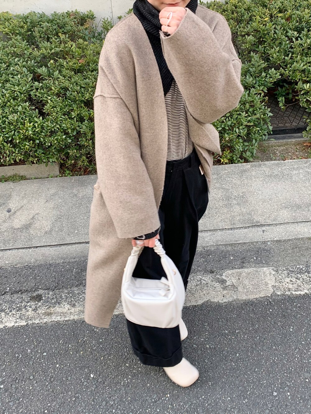 ブラック系のTシャツ/カットソー、ブラック系のトップス、ブラック系のその他パンツを着用したレディースの冬コーディネートの3枚目の写真
