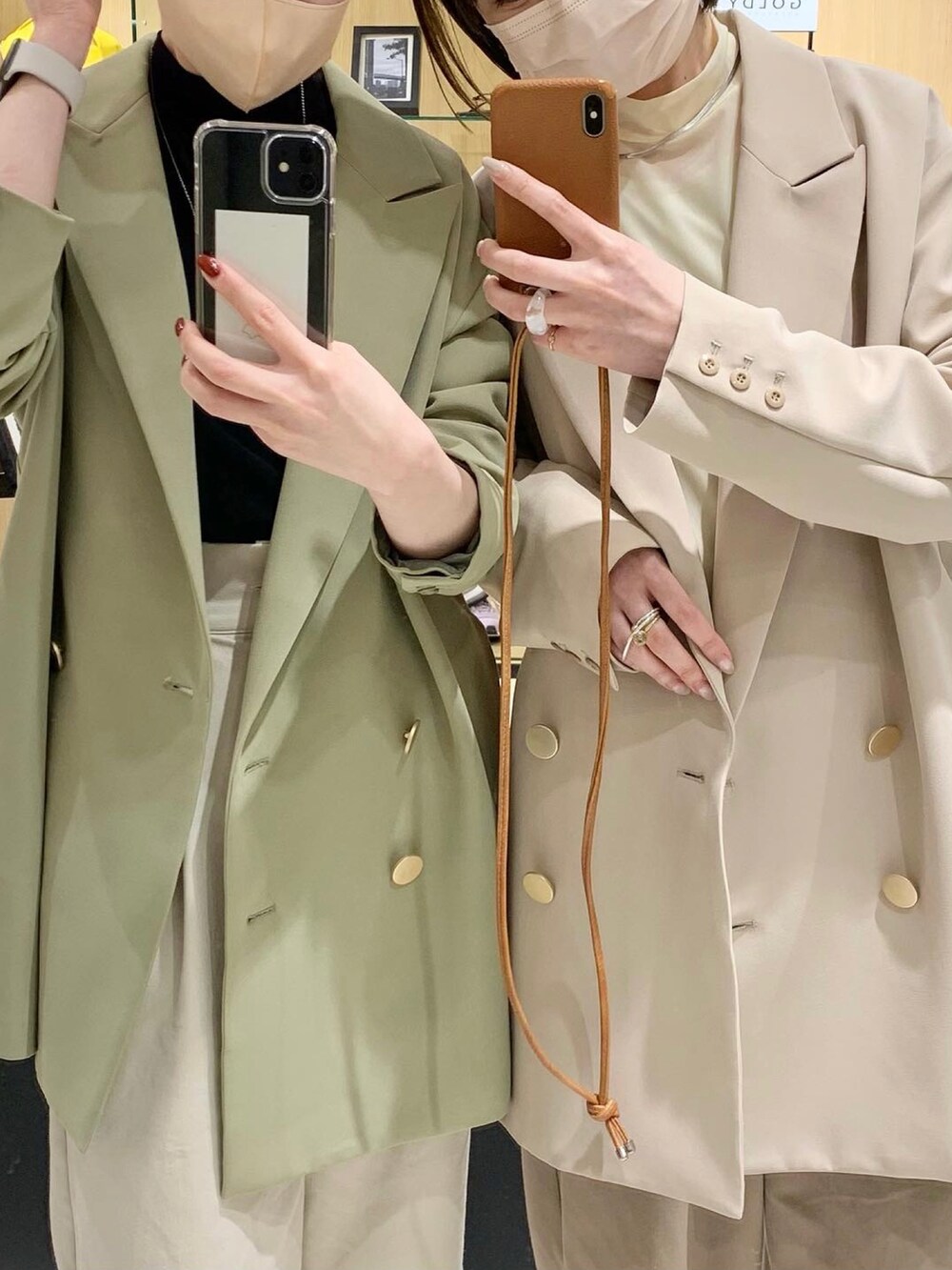 ベージュ系のテーラードジャケット、ベージュ系のTシャツ/カットソー、ホワイト系のスカートを着用したレディースの春コーディネートの4枚目の写真