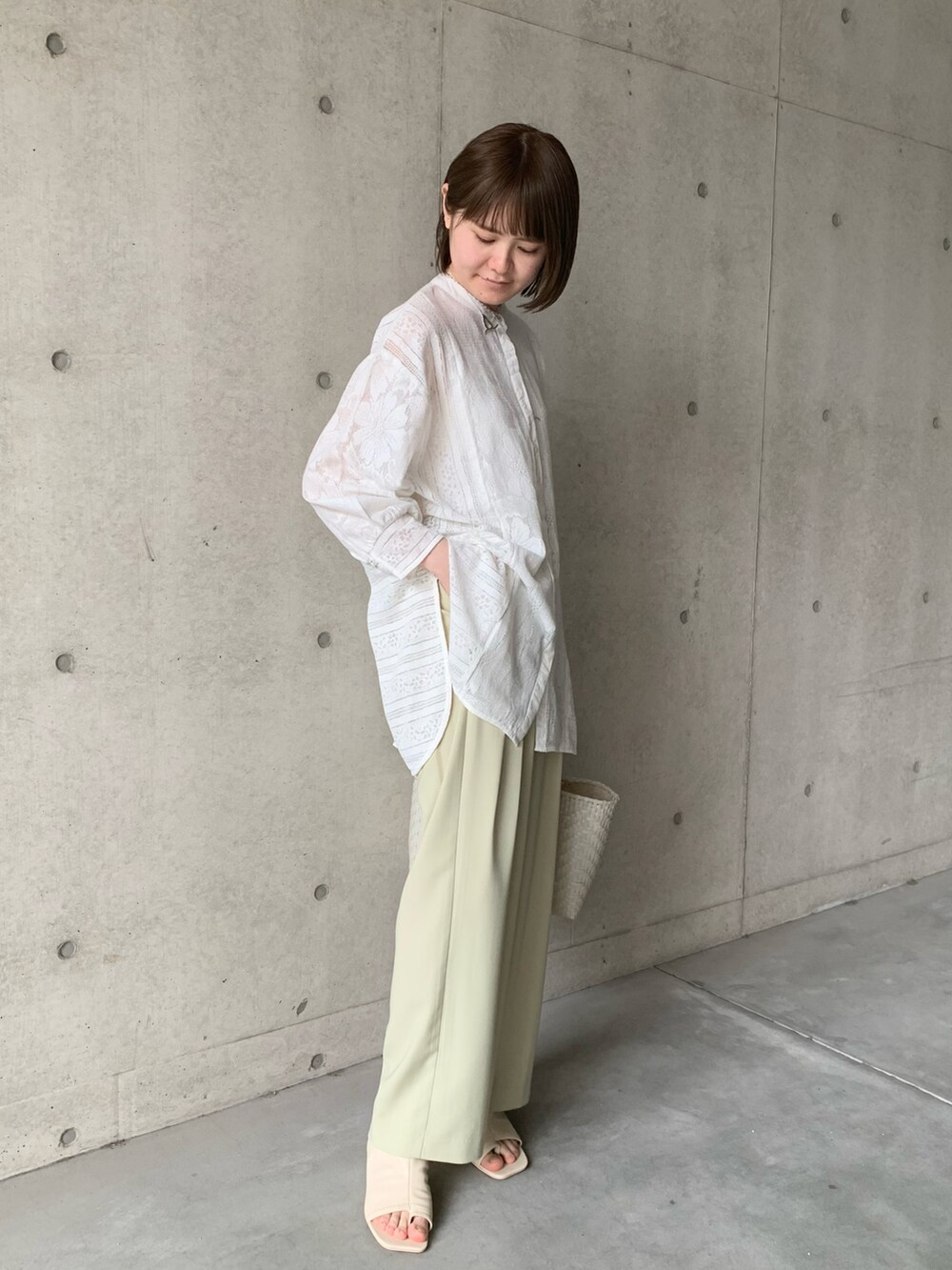ホワイト系のシャツ/ブラウス、グリーン系のその他パンツ、ホワイト系のサンダルを着用したレディースの春コーディネートの5枚目の写真