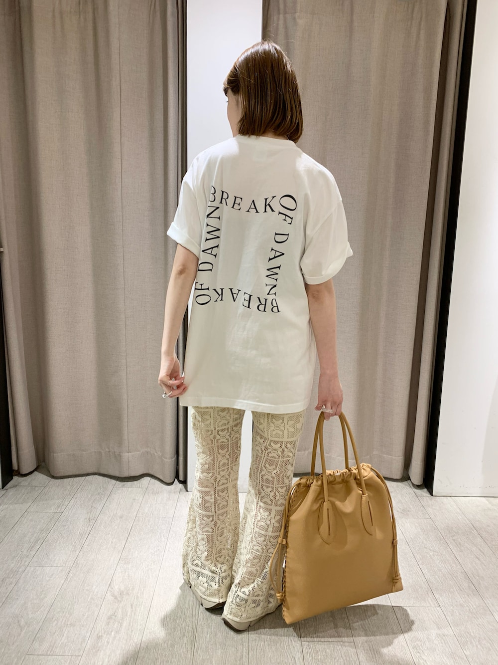 ホワイト系のその他パンツ、イエロー系のトートバッグ、ベージュ系のスニーカーを着用したレディースの夏コーディネートの3枚目の写真