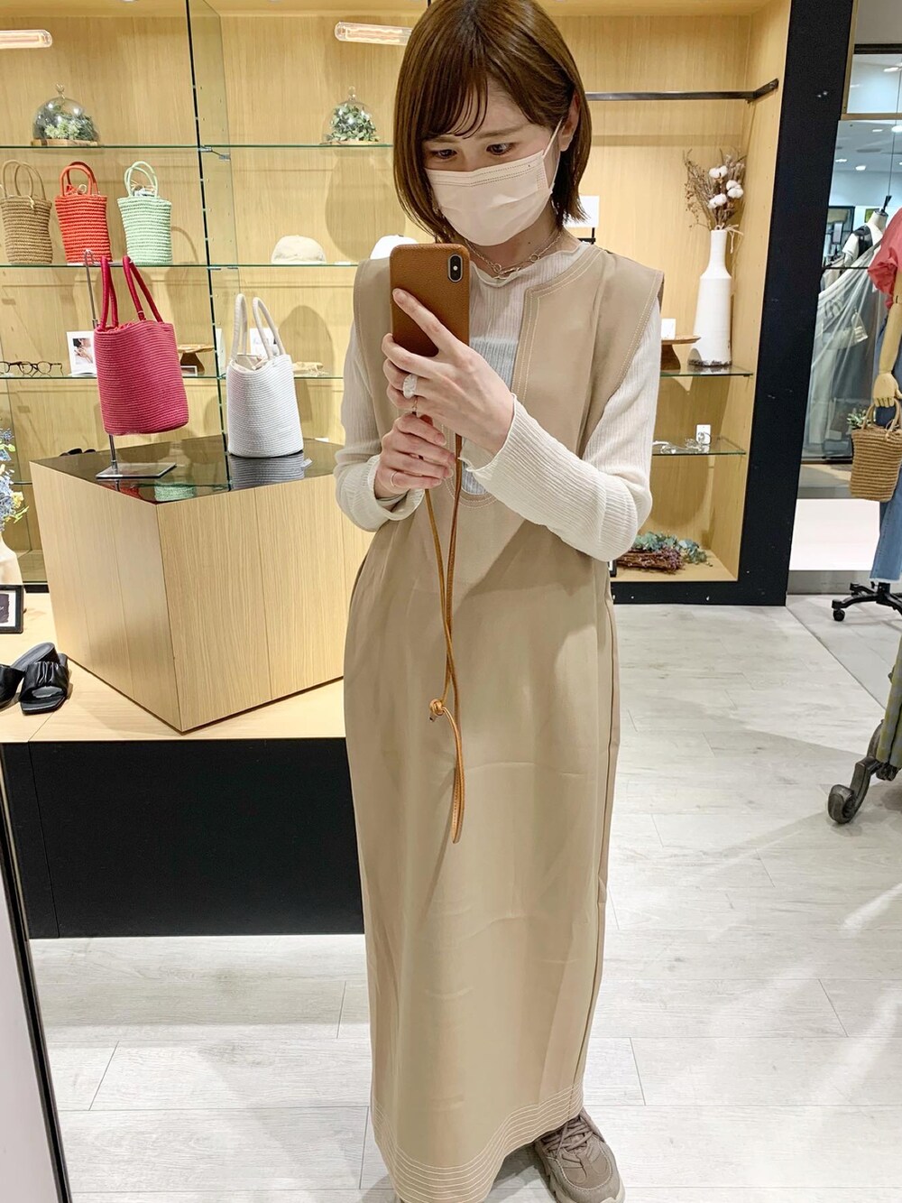 「ワンピース、ワントーンコーデ、ベージュコーデ、スニーカー、スニーカーコーデ、厚底シューズ、初夏コーデ、ラフコーデ、ジャンパースカート、ジャンスカ、ステッチ、レイヤードスタイル、ママコーデ、休日スタイル、ラクチンコーデ」｜「UGGのUGG Westsider Low Pufflite / アグ ウエストサイダー ロー パフライト（スニーカー、ベージュ系）」を使った、mari_lemageさん（レディース・160cm）の春コーディネートの2枚目の写真