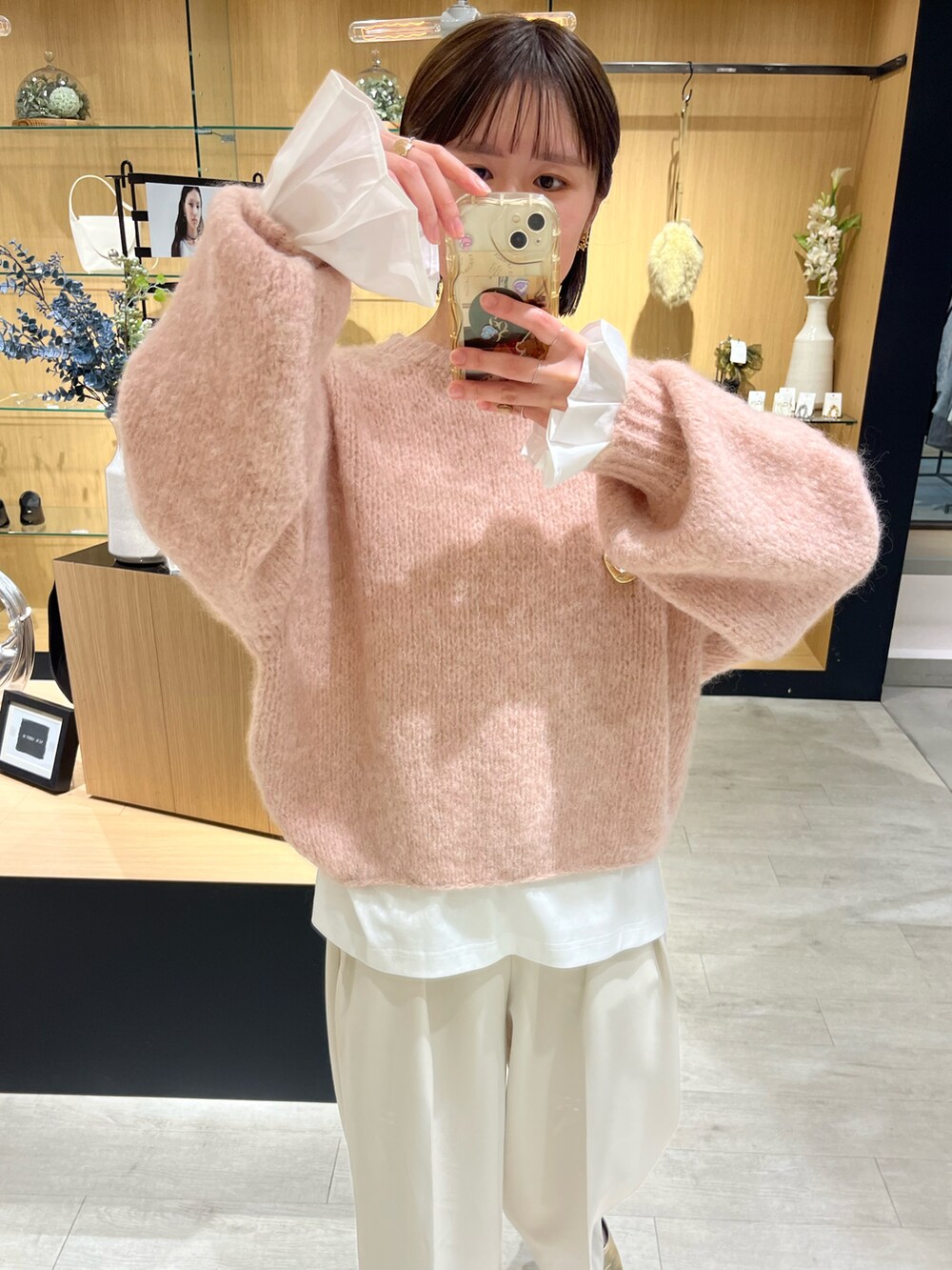 ピンク系のニット/セーター、ホワイト系のTシャツ/カットソー、ホワイト系のその他パンツを着用したレディースの冬コーディネートの2枚目の写真