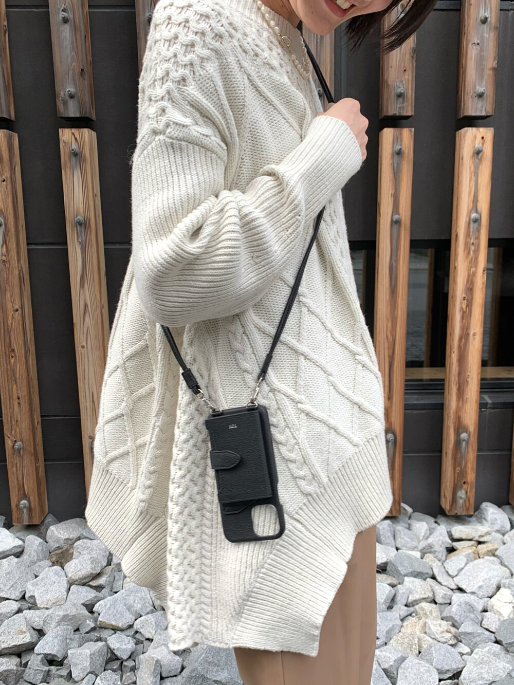 イエロー系のその他パンツ、ホワイト系のニット/セーター、ベージュ系のパンプスを着用したレディースの秋コーディネートの3枚目の写真