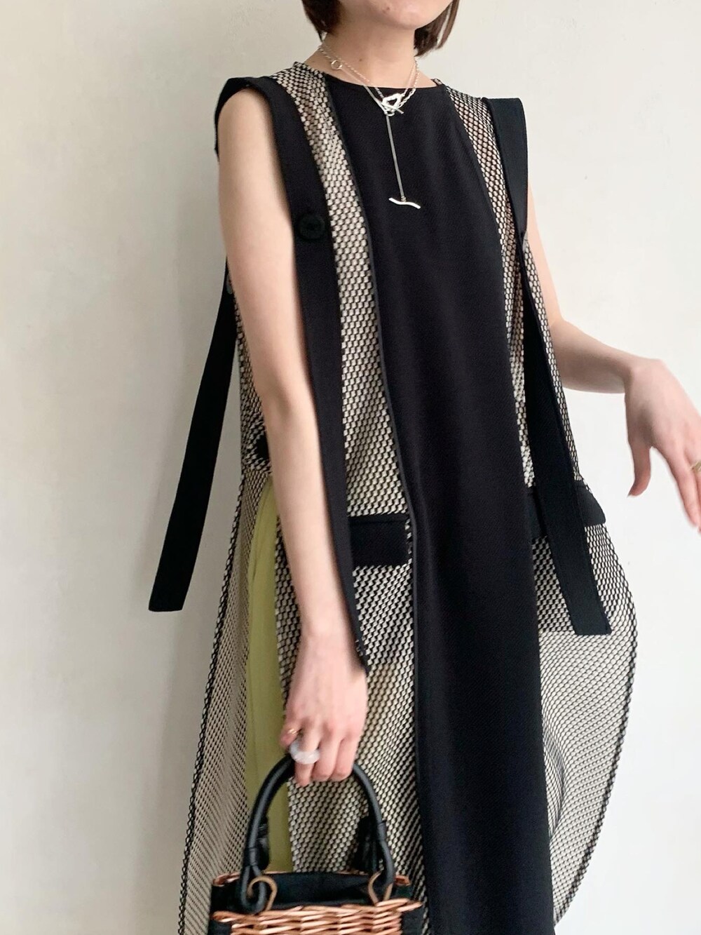 ホワイト系のサンダル、ブラック系のワンピース、グリーン系のその他パンツを着用したレディースの春コーディネートの4枚目の写真