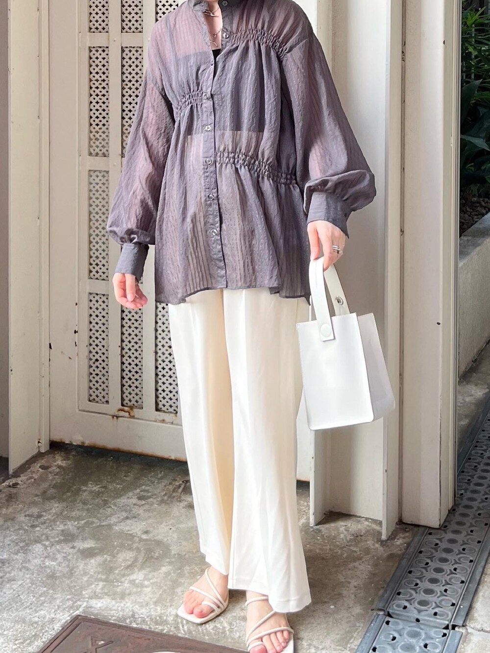 グレー系のシャツ/ブラウス、ホワイト系のその他パンツ、ホワイト系のサンダルを着用したレディースの夏コーディネートの2枚目の写真