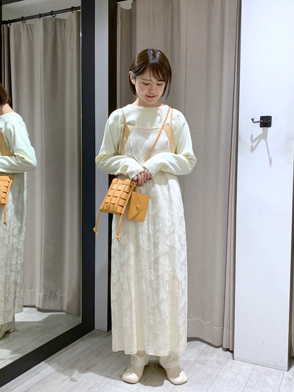 ホワイト系のブーツ、ホワイト系のワンピース、ベージュ系のその他パンツを着用したレディースの冬コーディネートの5枚目の写真