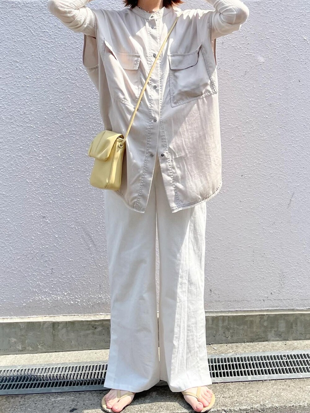 ベージュ系のシャツ/ブラウス、ホワイト系のその他パンツ、イエロー系のショルダーバッグを着用したレディースの夏コーディネートの4枚目の写真