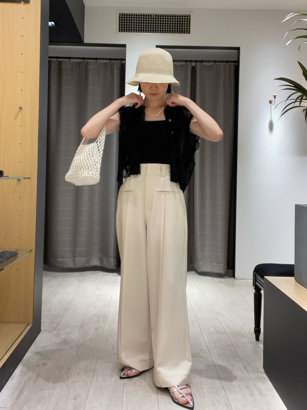 シルバー系のサンダル、ホワイト系のその他パンツ、ブラック系のシャツ/ブラウスを着用したレディースの夏コーディネートの4枚目の写真