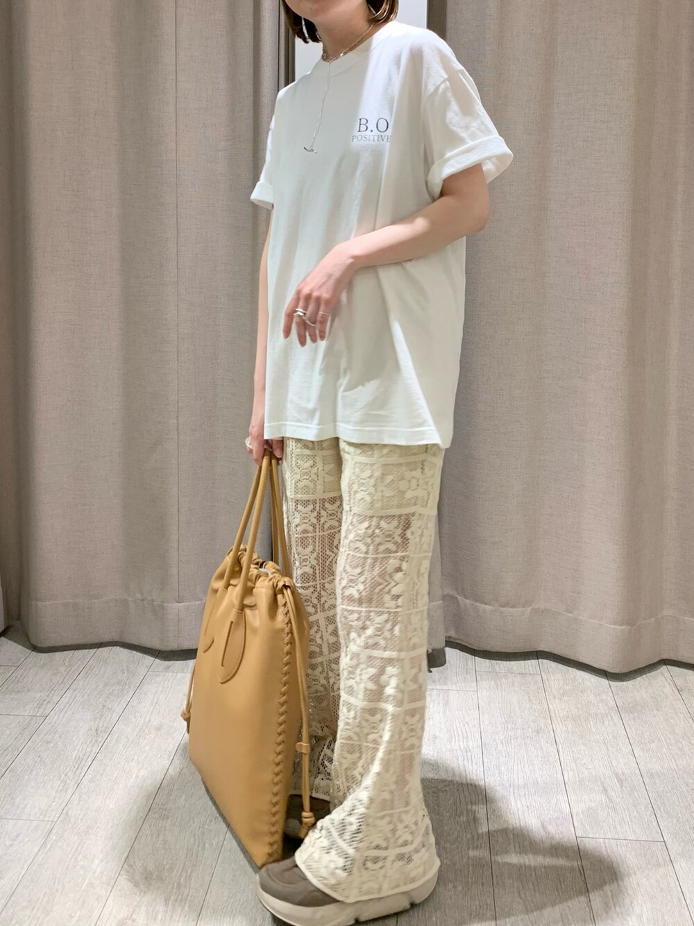 ホワイト系のその他パンツ、イエロー系のトートバッグ、ベージュ系のスニーカーを着用したレディースの夏コーディネートの4枚目の写真