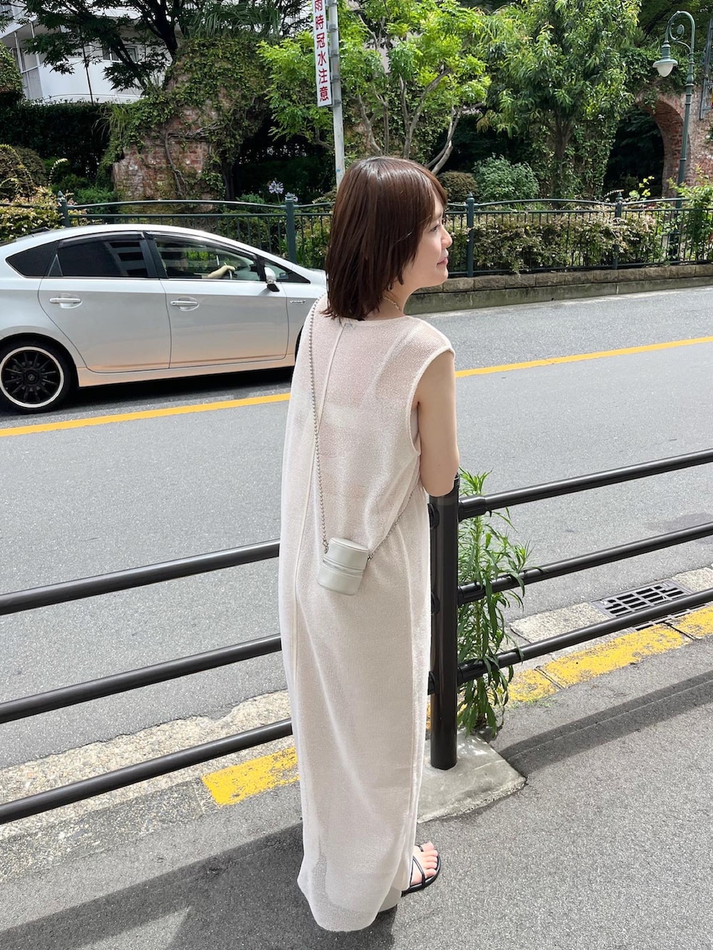 ホワイト系のワンピース、ホワイト系の水着、その他のその他を着用したレディースの夏コーディネートの3枚目の写真