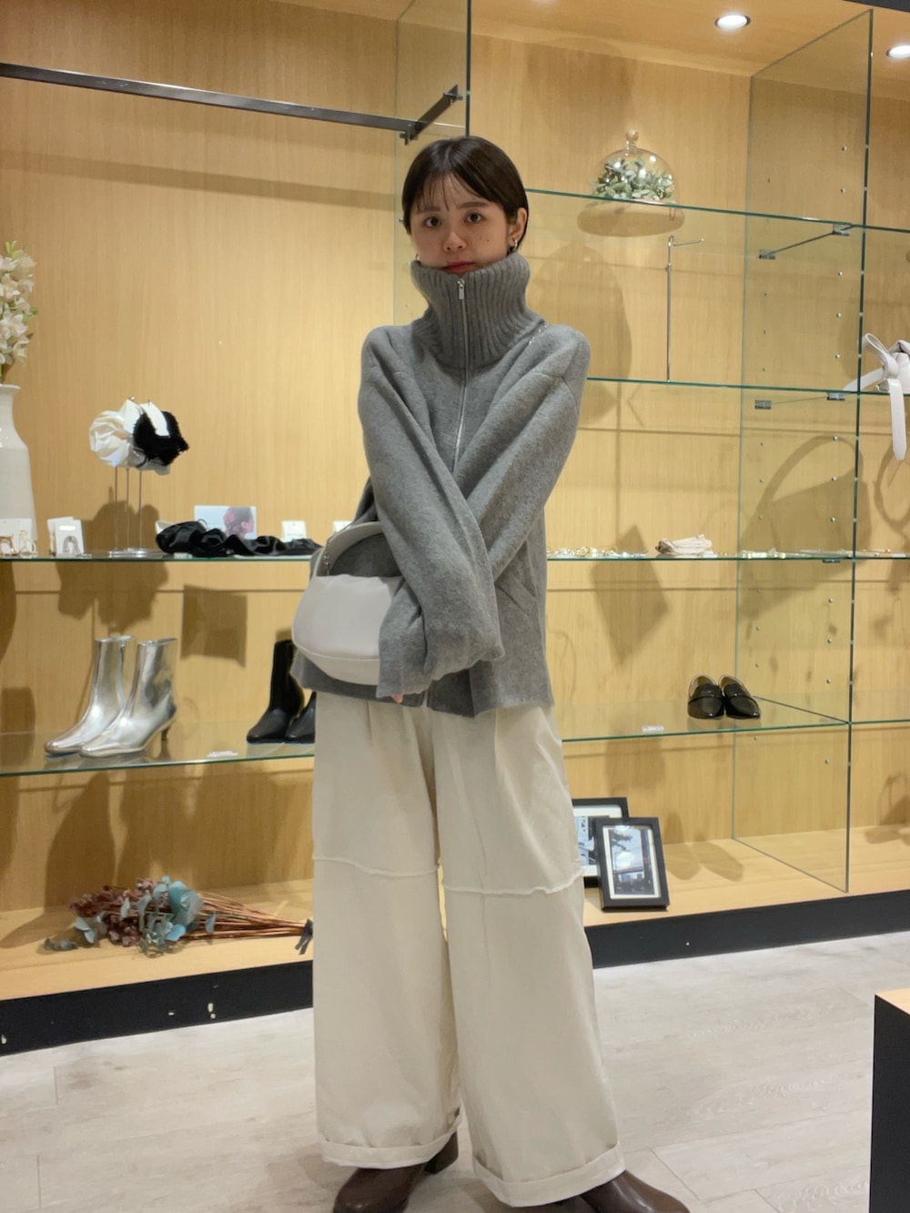 ホワイト系のその他パンツ、グレー系のその他アウター、ホワイト系のショルダーバッグを着用したレディースの秋コーディネートの3枚目の写真