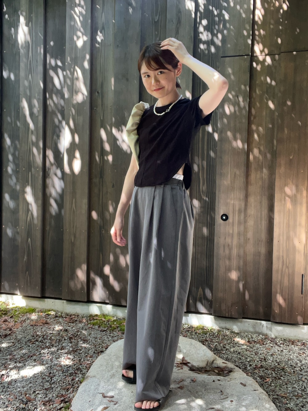 ブラック系のTシャツ/カットソー、グレー系のその他パンツ、その他のその他を着用したレディースの夏コーディネートの3枚目の写真