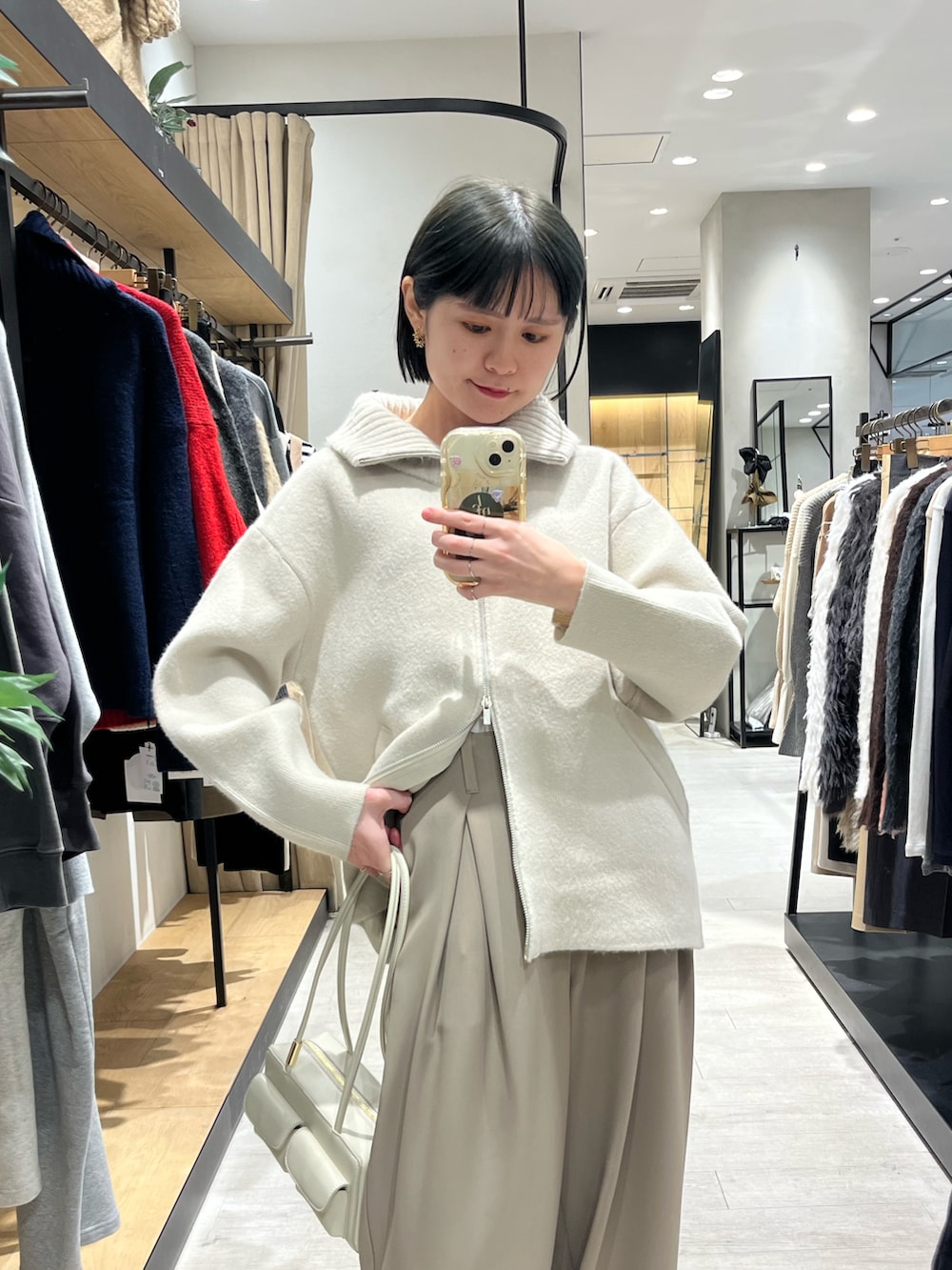 ホワイト系のその他アウター、ベージュ系のその他パンツ、ブラウン系のブーツを着用したレディースの冬コーディネートの3枚目の写真