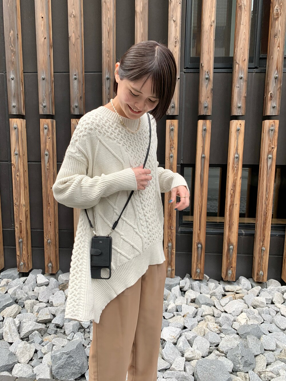 イエロー系のその他パンツ、ホワイト系のニット/セーター、ベージュ系のパンプスを着用したレディースの秋コーディネートの2枚目の写真