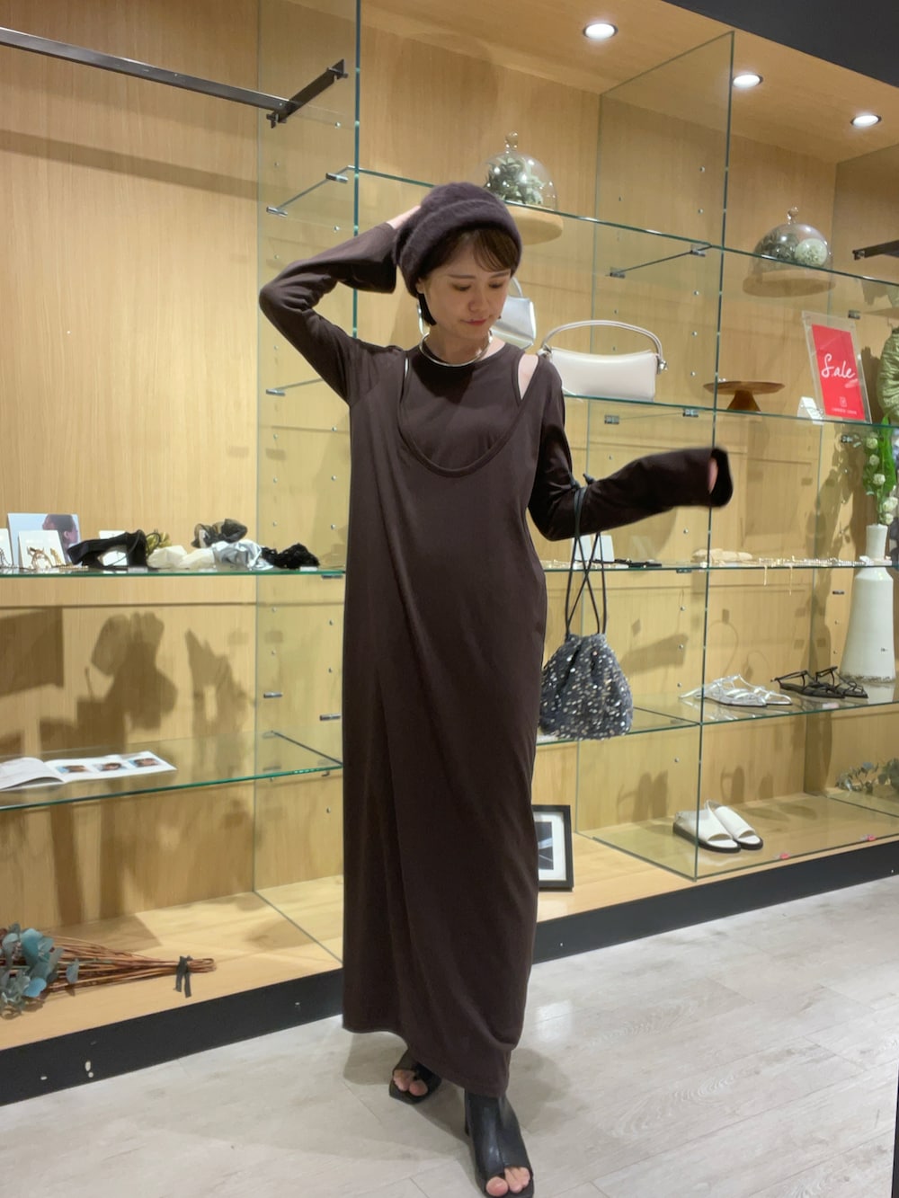 ブラウン系のワンピース、ブラック系のブーツ、その他のその他を着用したレディースの秋コーディネートの3枚目の写真