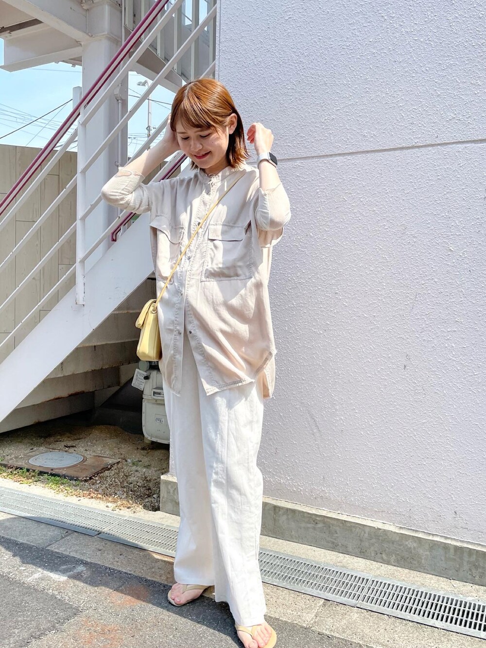 ベージュ系のシャツ/ブラウス、ホワイト系のその他パンツ、イエロー系のショルダーバッグを着用したレディースの夏コーディネートの3枚目の写真