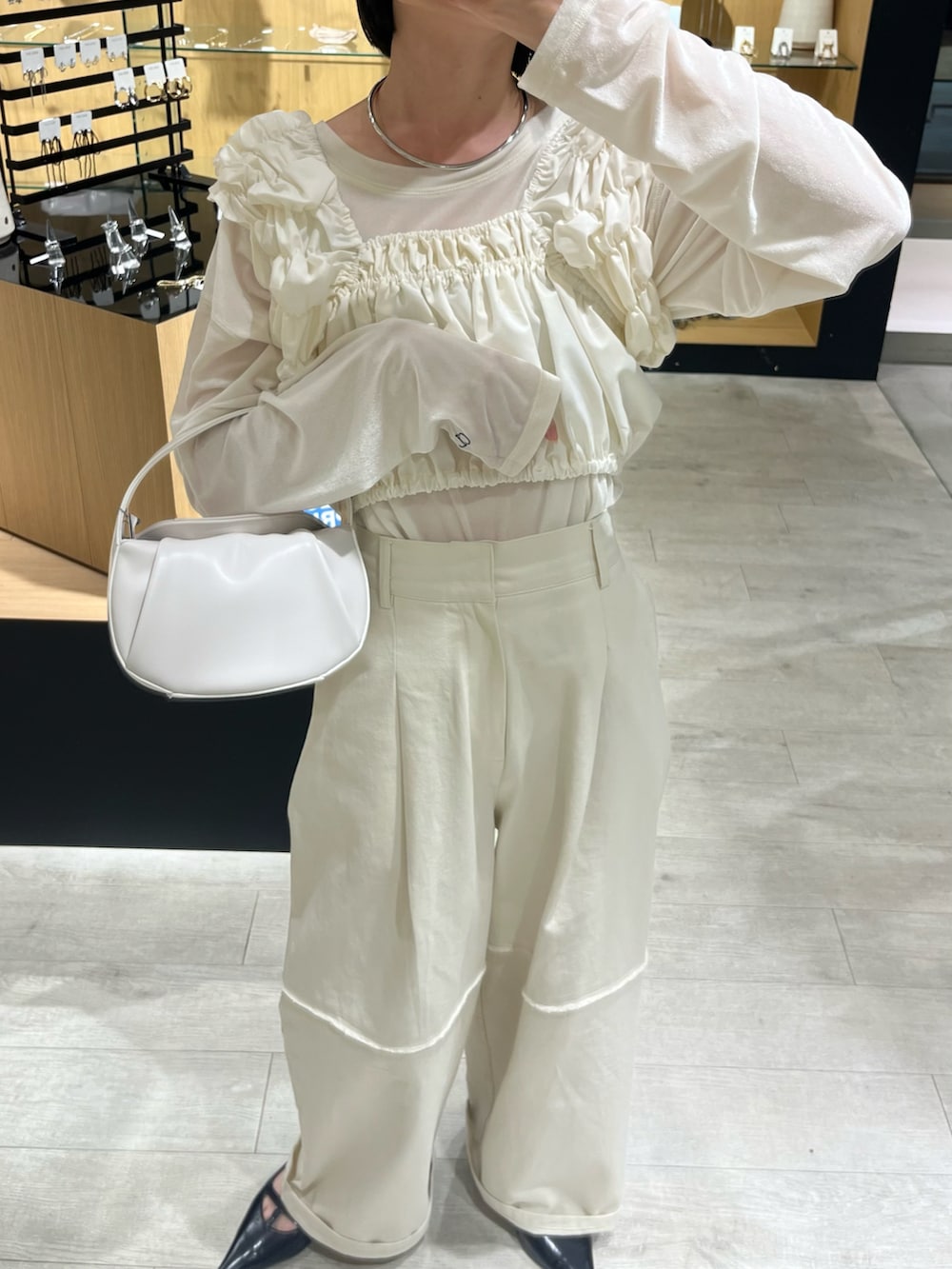 「秋っぽコーデ更新中、ホワイトコーデ、ワイドパンツ、淡色コーデ、淡色女子、ママコーデ、レイヤードスタイル、オトナ女子、おでかけコーデ、ビスチェ、ショート丈トップス、秋コーデ、先取りコーデ、ベロア、休日スタイル」|「CAPRICIEUX LE'MAGEの【C.L】シアーベロアロンT(Tシャツ/カットソー、ホワイト系)」を使った、mari_lemageさん(骨格ウェーブ・レディース・160cm)の秋コーディネートの5枚目の写真