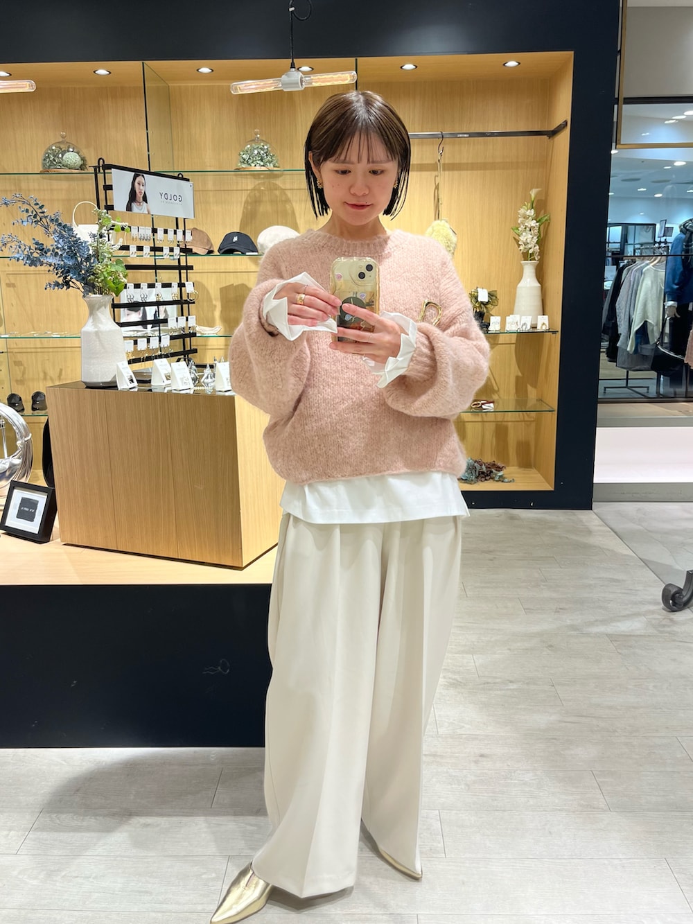ピンク系のニット/セーター、ホワイト系のTシャツ/カットソー、ホワイト系のその他パンツを着用したレディースの冬コーディネートの3枚目の写真