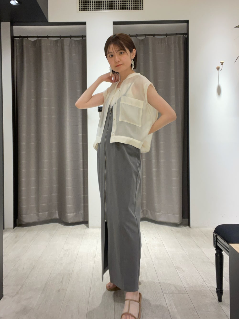 ベージュ系のサンダル、グレー系のワンピース、ホワイト系のシャツ/ブラウスを着用したレディースの夏コーディネートの3枚目の写真