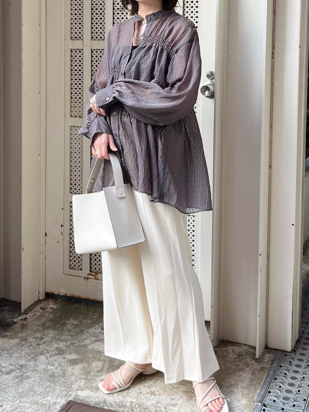 グレー系のシャツ/ブラウス、ホワイト系のその他パンツ、ホワイト系のサンダルを着用したレディースの夏コーディネートの3枚目の写真