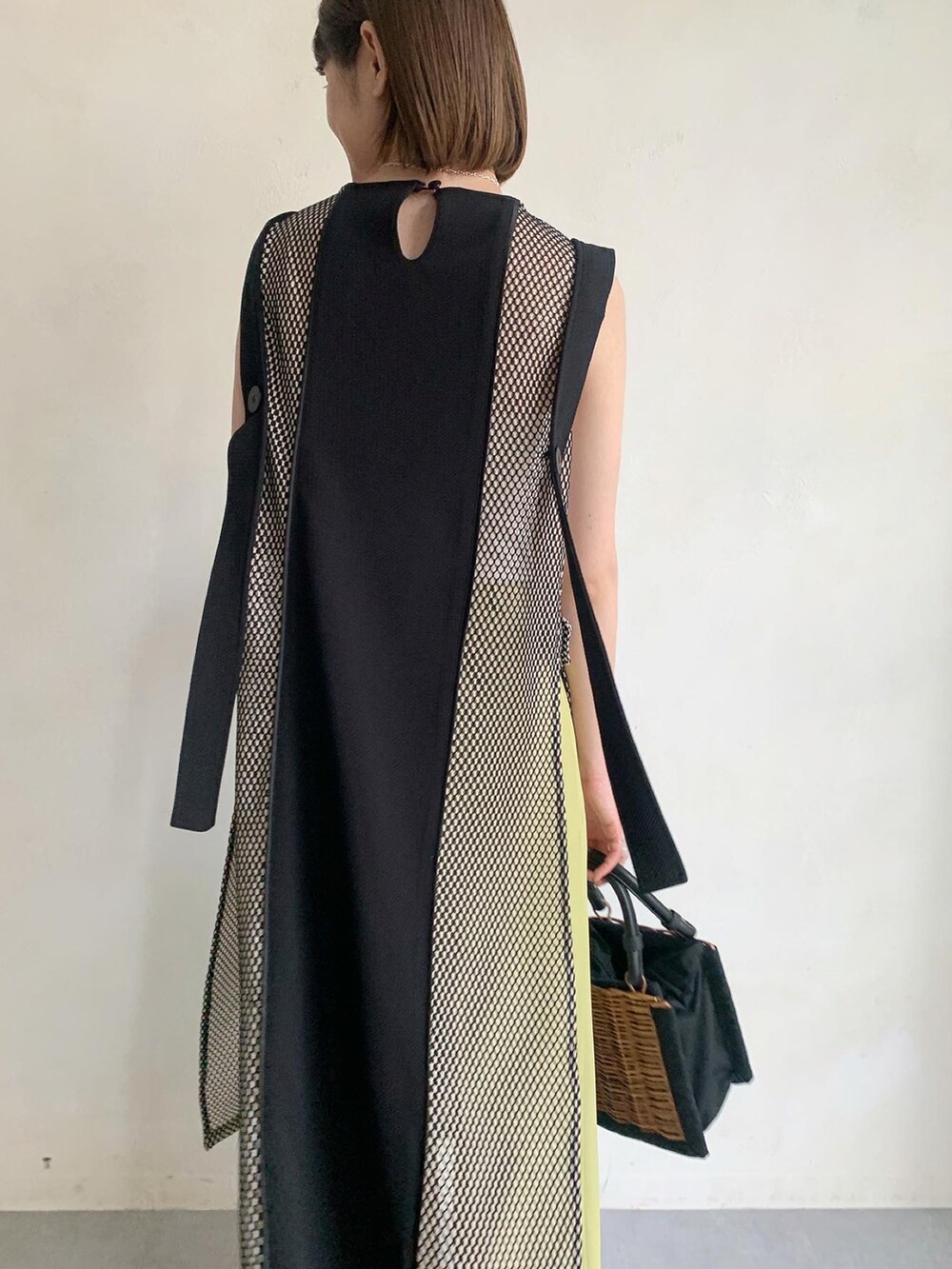 ホワイト系のサンダル、ブラック系のワンピース、グリーン系のその他パンツを着用したレディースの春コーディネートの3枚目の写真