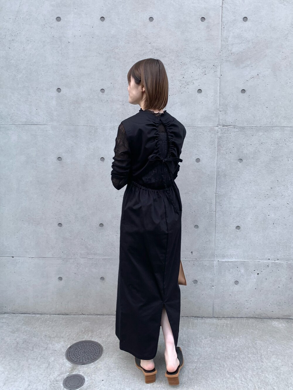 ブラック系のサンダル、ブラック系のワンピース、ブラック系のニット/セーターを着用したレディースの春コーディネートの2枚目の写真