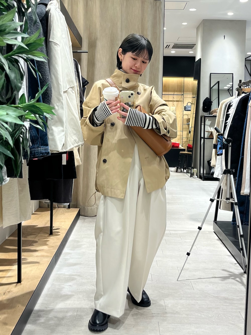 ベージュ系のショルダーバッグ、ホワイト系のその他パンツ、ベージュ系のその他アウターを着用したレディースの冬コーディネートの3枚目の写真