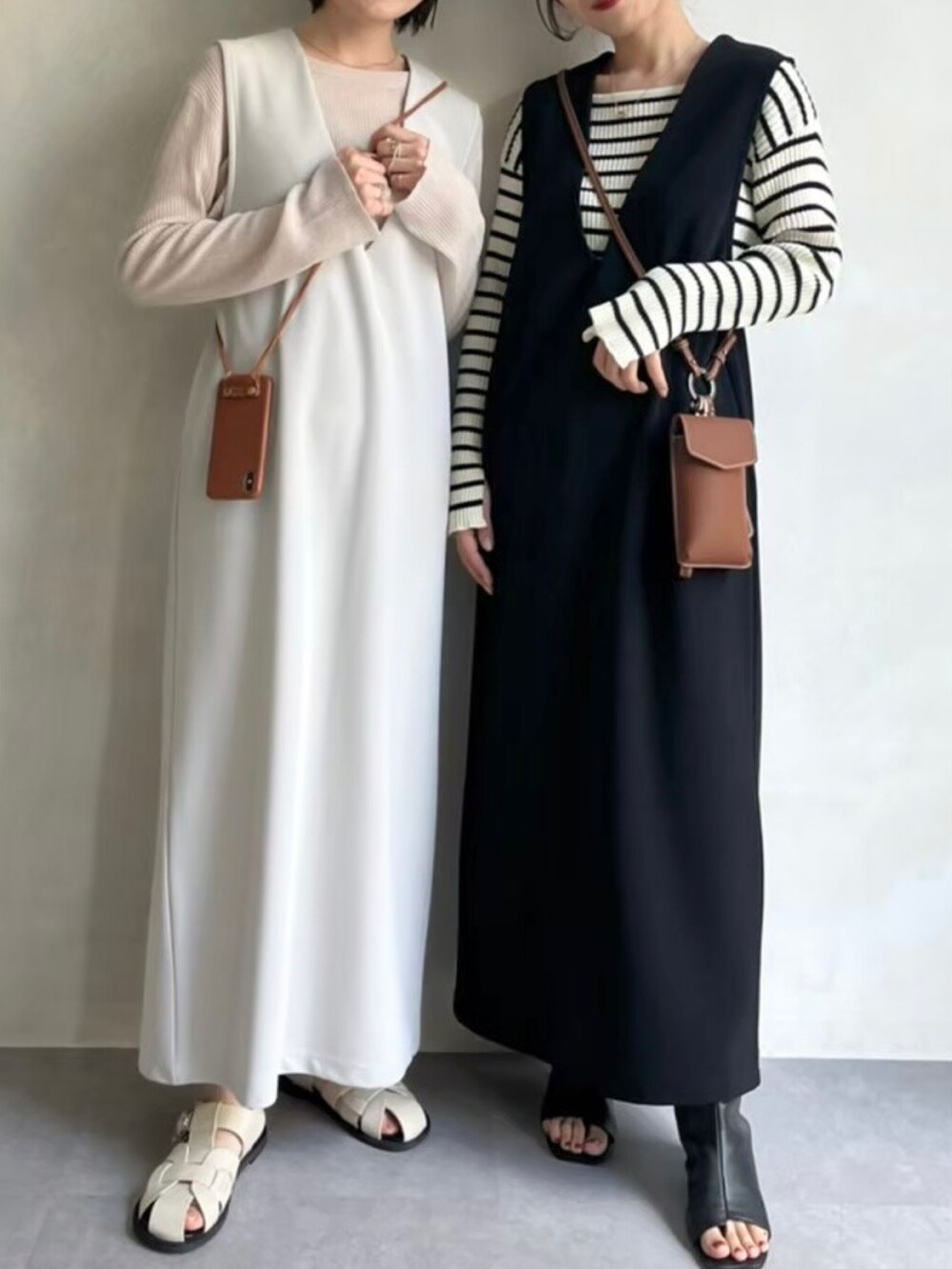 ブラック系のサンダル、ホワイト系のサンダル、ブラック系のワンピースを着用したレディースの春コーディネートの2枚目の写真