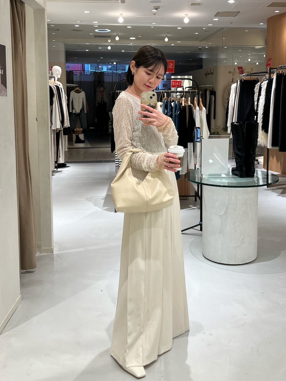 ホワイト系のTシャツ/カットソー、ホワイト系のその他パンツ、イエロー系のショルダーバッグを着用したレディースの冬コーディネートの3枚目の写真