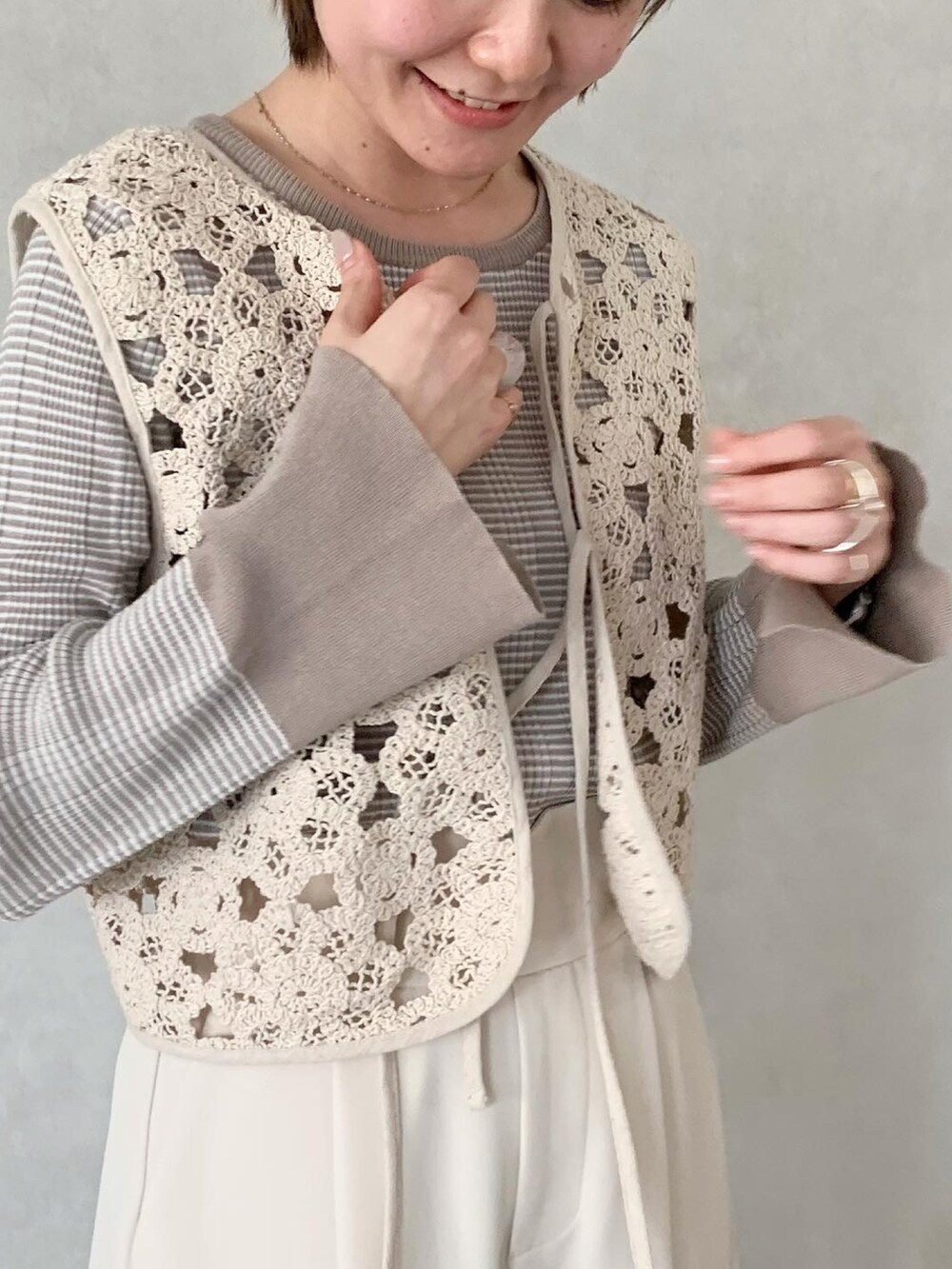 ホワイト系のブーツ、ホワイト系のその他パンツ、ホワイト系のベストを着用したレディースの冬コーディネートの5枚目の写真