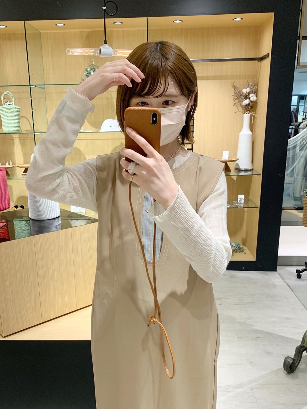 「ワンピース、ワントーンコーデ、ベージュコーデ、スニーカー、スニーカーコーデ、厚底シューズ、初夏コーデ、ラフコーデ、ジャンパースカート、ジャンスカ、ステッチ、レイヤードスタイル、ママコーデ、休日スタイル、ラクチンコーデ」｜「UGGのUGG Westsider Low Pufflite / アグ ウエストサイダー ロー パフライト（スニーカー、ベージュ系）」を使った、mari_lemageさん（レディース・160cm）の春コーディネートの3枚目の写真