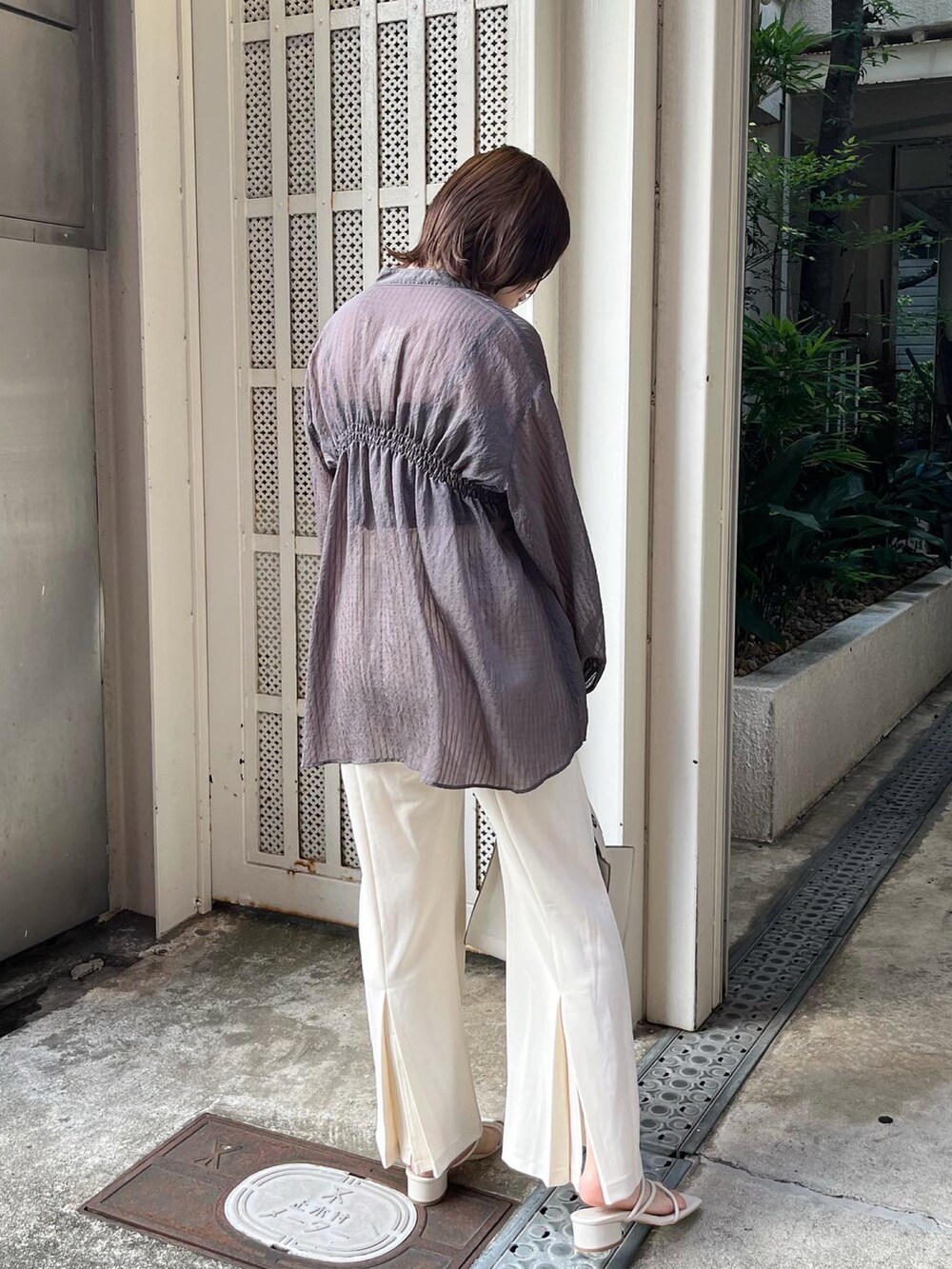 グレー系のシャツ/ブラウス、ホワイト系のその他パンツ、ホワイト系のサンダルを着用したレディースの夏コーディネートの4枚目の写真