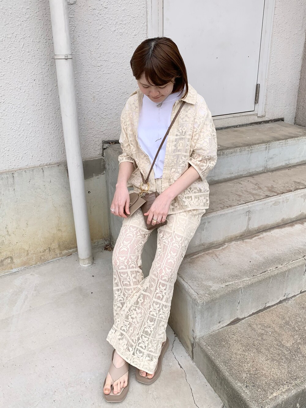 ホワイト系のシャツ/ブラウス、ホワイト系のその他パンツ、ベージュ系のサンダルを着用したレディースの夏コーディネートの5枚目の写真