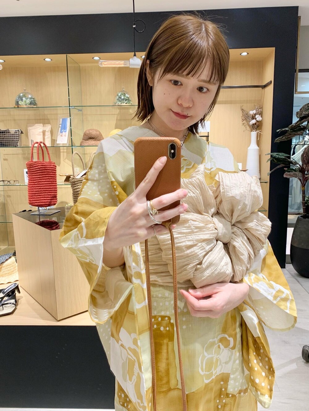 ベージュ系のハンドバッグ、イエロー系の浴衣、その他のその他を着用したレディースの夏コーディネートの4枚目の写真