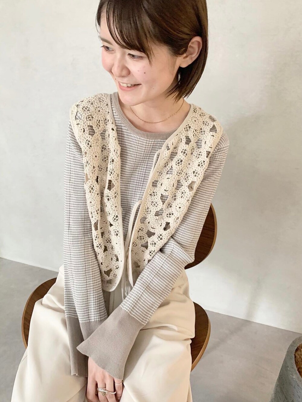 ホワイト系のブーツ、ホワイト系のその他パンツ、ホワイト系のベストを着用したレディースの冬コーディネートの3枚目の写真