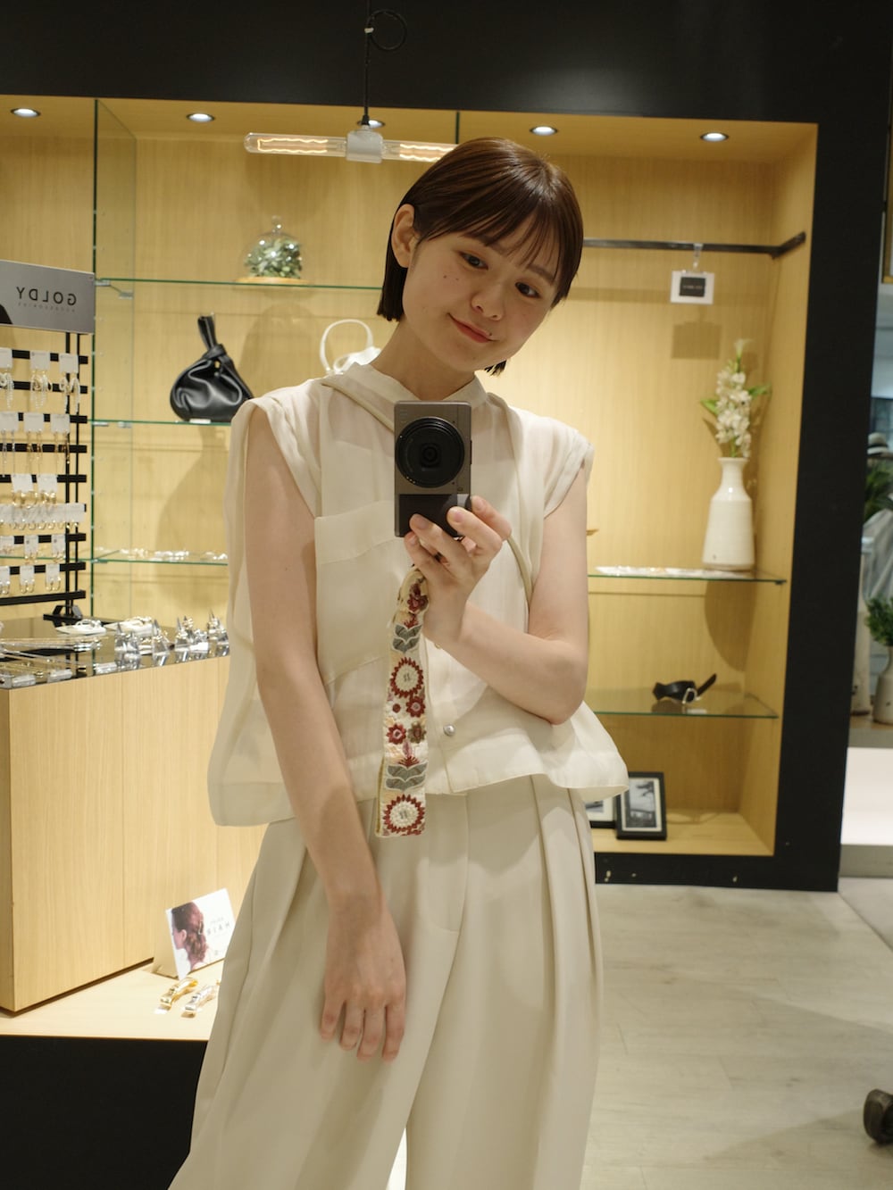 ホワイト系のその他パンツ、ホワイト系のシャツ/ブラウス、ブラック系のバッグを着用したレディースの夏コーディネートの4枚目の写真