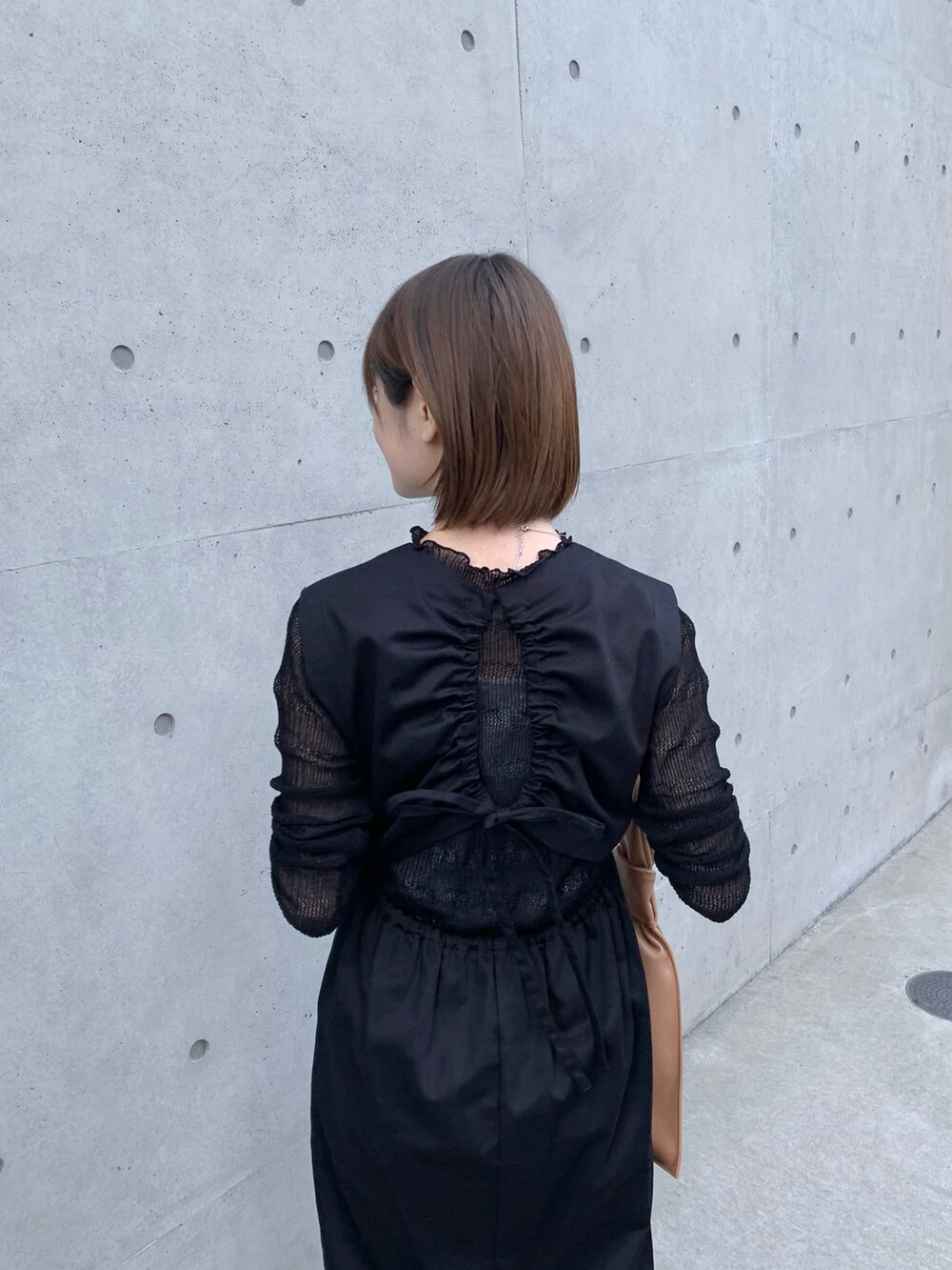 ブラック系のサンダル、ブラック系のワンピース、ブラック系のニット/セーターを着用したレディースの春コーディネートの3枚目の写真