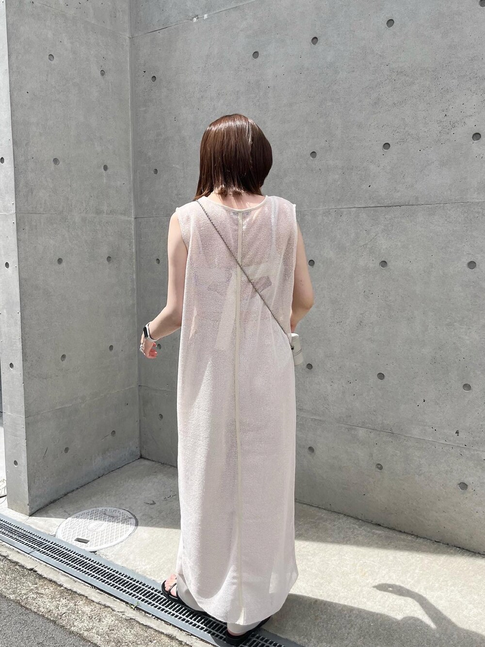 ホワイト系のワンピース、ホワイト系の水着、その他のその他を着用したレディースの夏コーディネートの4枚目の写真