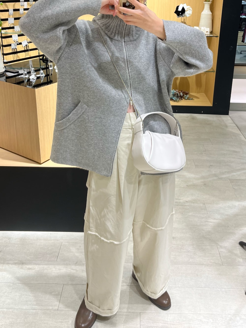 ホワイト系のその他パンツ、グレー系のその他アウター、ホワイト系のショルダーバッグを着用したレディースの秋コーディネートの5枚目の写真