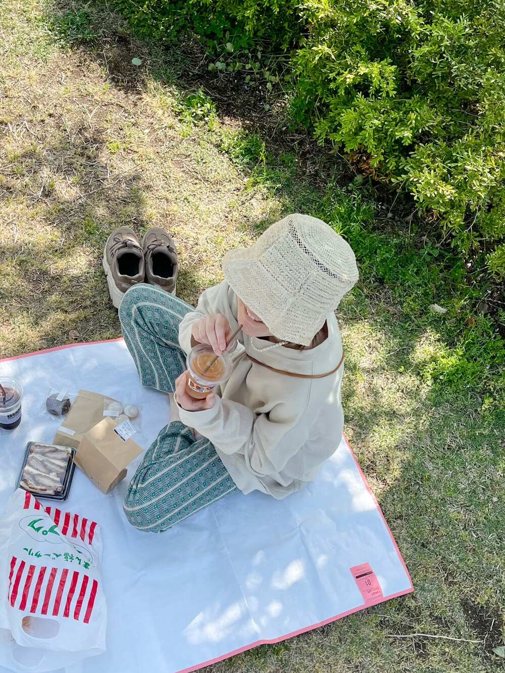 ホワイト系のTシャツ/カットソー、ブルー系のその他パンツ、ベージュ系のスニーカーを着用したレディースの春コーディネートの3枚目の写真