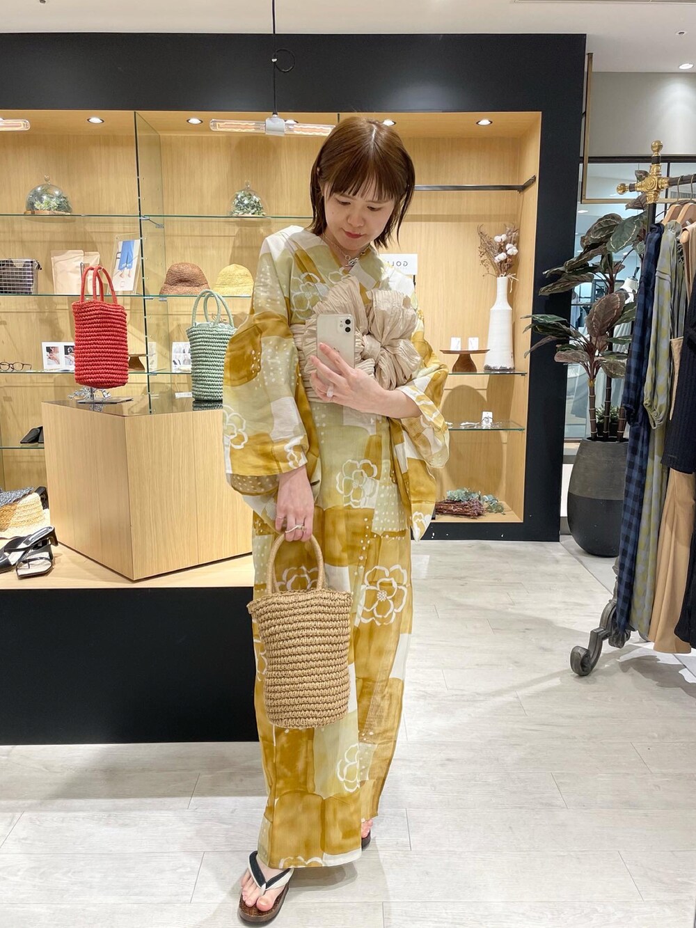 ベージュ系のハンドバッグ、イエロー系の浴衣、その他のその他を着用したレディースの夏コーディネートの3枚目の写真