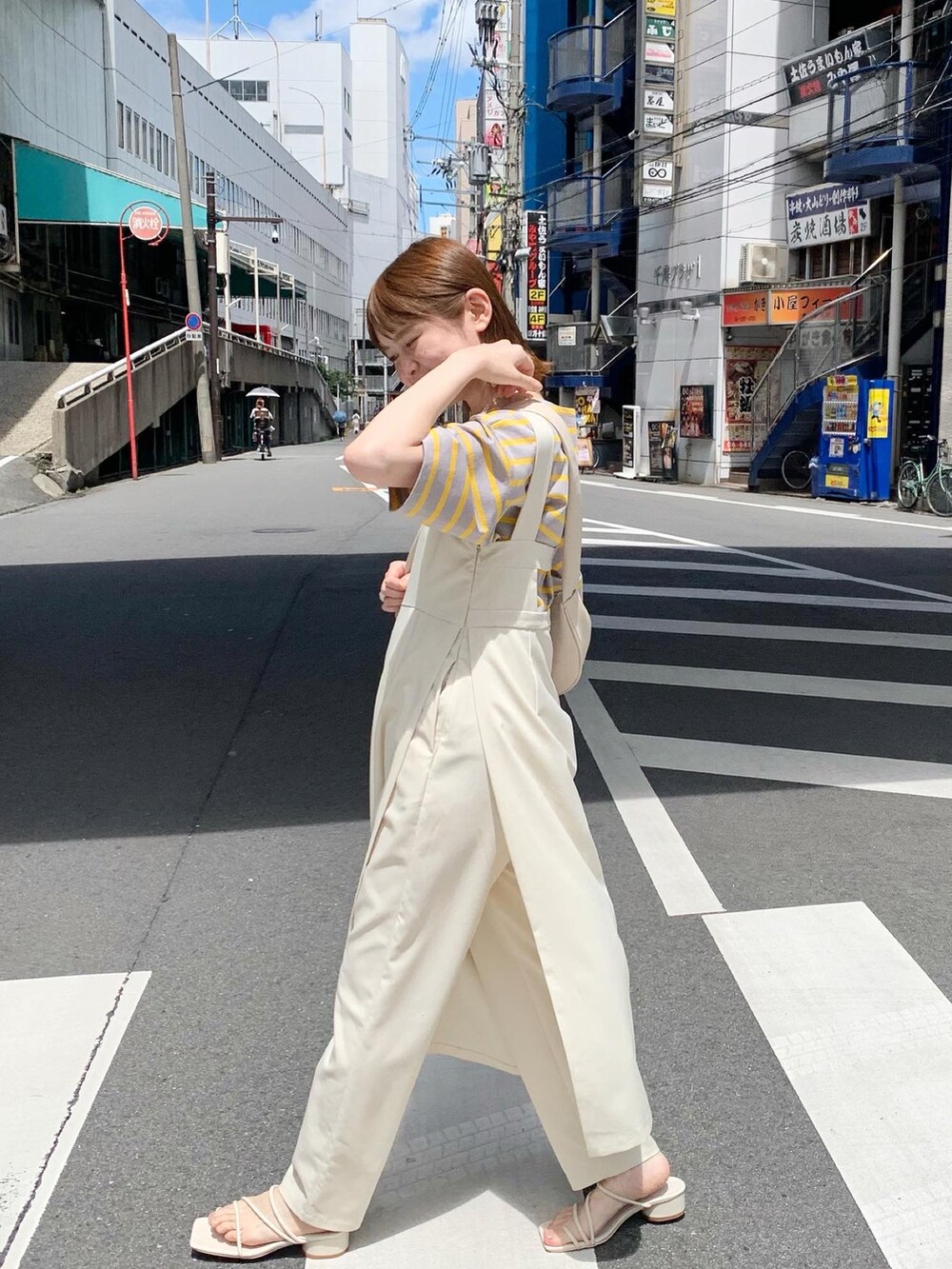 ホワイト系のサロペット/オーバーオール、イエロー系のTシャツ/カットソー、ホワイト系のショルダーバッグを着用したレディースの夏コーディネートの2枚目の写真